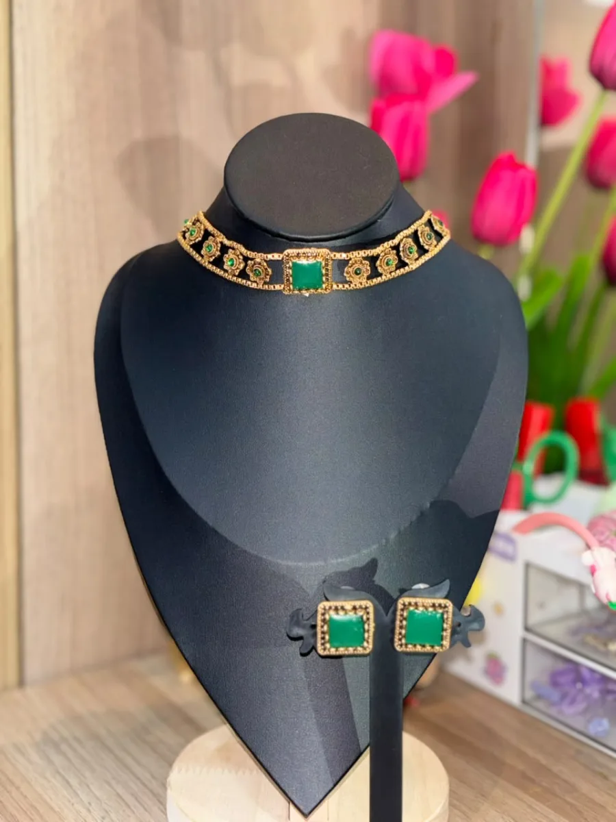 Antique Gold Emerald Stone Choker Set