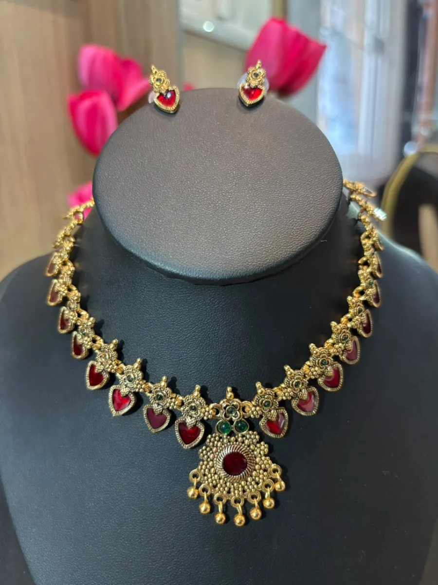 Palakka Short Necklace with Earrings