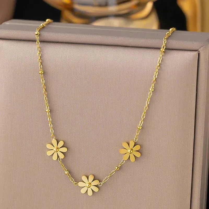 Three Flower Daisy Necklace